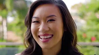 Asyalı minyon genç kız Kimmy Kimm ile yakından bir görüşme; Kimmy, poposuna vurulmaktan çok hoşlanıyor.